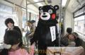 電車に熊が？！。熊本市電に初乗車した新幹線元年事業ＰＲキャラクターの「く