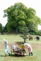 古墳をバックに展示されたリアルなかかし＝和水町の江田船山古墳公園