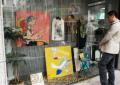 「パンゲア。展ｉｎまちなか美術館」でショーウインドーに県内アーティストの作品を展示している婦人服店＝熊本市下