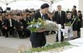 水俣病犠牲者慰霊式で献花する鳩山由紀夫首相＝１日午後、水俣湾埋め立て地