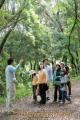 立田山森林教室で樹木の説明を受ける児童ら＝熊本市