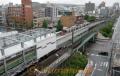 新高架橋と旧鉄橋　ＪＲ新水前寺駅の新線・新ホーム＝熊本市。新しい線路に切