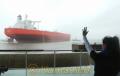 出港する大型石油タンカー＝長洲町のユニバーサル造船有明事業所