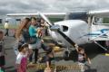 天草空港で小型機を見学する家族連れ