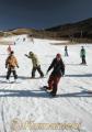 九重スキー場オープン初日を楽しむスノーボーダーら＝大分県