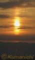 日の出後、東の空に現れた太陽柱＝熊本市