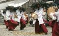 久連子古代踊りを披露する秀岳館高校雅太鼓部の生徒たち＝八代市