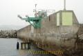 丸島新港の防波堤外側に設置された波力発電装置＝水俣市