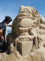 「あまくさサンドアートフェスティバル」に向け制作中の魚群の砂像＝天草市