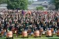 三千人太鼓で太鼓を演奏する参加者　ギネス記録に挑戦＝熊本市