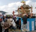 小国両神社神幸行列の神輿をくぐる住民ら＝南小国町