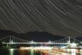 樋島大橋　【月と星の架け橋】（４）＝上天草市。樋島大橋の近くで、イカ漁船