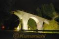 ライトアップされて夜空に浮かぶ旧国鉄宮原線の堂山橋りょう＝小国町