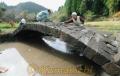 完成した石橋を清掃するメンバー＝山都町