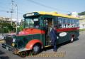 天草市牛深支所を表敬訪問した南国交通のボンネットバス