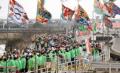 大漁旗が飾られたコースを走る選手　熊本城マラソン＝熊本市