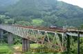 鉄橋をカートでわたる観光客ら＝宮崎県