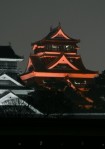 ロアッソ開幕戦前夜、赤くライトアップされた熊本城天守閣。左は宇土櫓＝１日午後７時ごろ、熊本市中央区