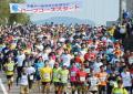 一斉にスタートするパールラインマラソンの参加者たち＝上天草市