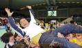 優勝し選手たちに胴上げされるオムロンの黄慶泳監督＝駒沢体育館