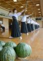 賞品のスイカの前で弓を引く参加者＝植木町