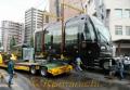 つり上げられる熊本市電の超低床型車両「ＣＯＣＯＲＯ」