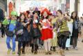 ハロウィーンで仮装して行進する子どもら＝熊本市