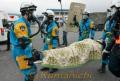 阿蘇噴火訓練で救助される人たち＝阿蘇市