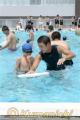 児童に水泳の特別授業