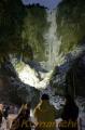 古閑の滝で２年ぶりのライトアップ＝阿蘇市。ライトアップされた古閑の滝に見